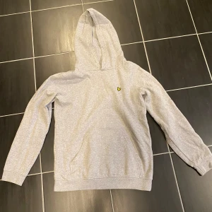 Lyle scott hoodie - Lyle scott hoodie i nyskick, använt fåtal gånger. Den är för 14/15 åringar, skulle säga ca storlek S😄