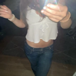 Vit topp - Söt topp köpt från sellpy men aldrig använd, endast testad❤️