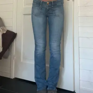 Vero moda jeans! Lite slitna längst ner annars toppen skick inte använda mycket. Storlek 27