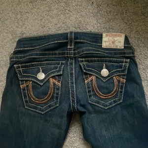 True religion jeans  - Jätte fina true religion jeans i nyskick💗använda fåtal gånger, men uppklippta längst ner! Skriv ifall ni har några frågor💓
