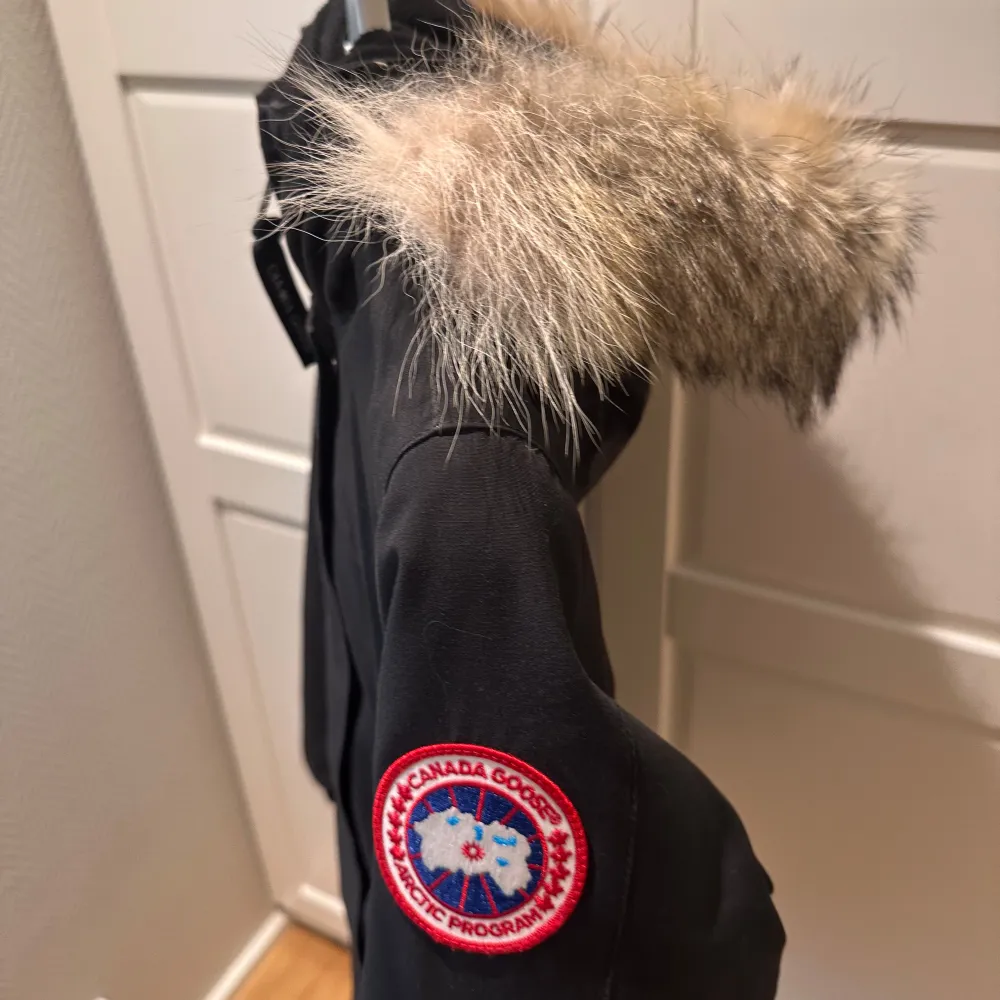 Säljer nu min fina Canada Goose jacka. . Jackor.