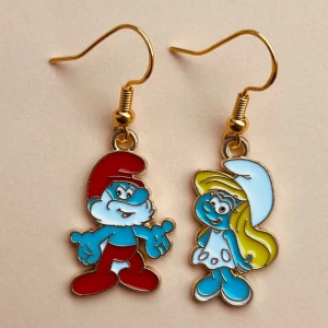 Smurfarna örhängen  - Nickelfria krokar. Hämtas i Hornstull i Stockholm eller skickas mot fraktkostnad (18kr). 🌸