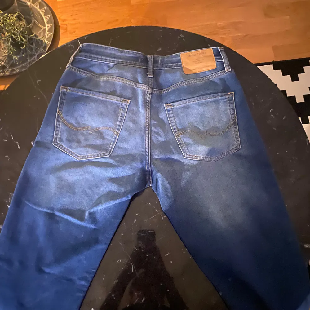 Skick jätte bra nästan aldrig använt då dom var för stora. Passar dig som är typ 175 till 180 cm. Köpte dom för 600 kr. Jeans & Byxor.