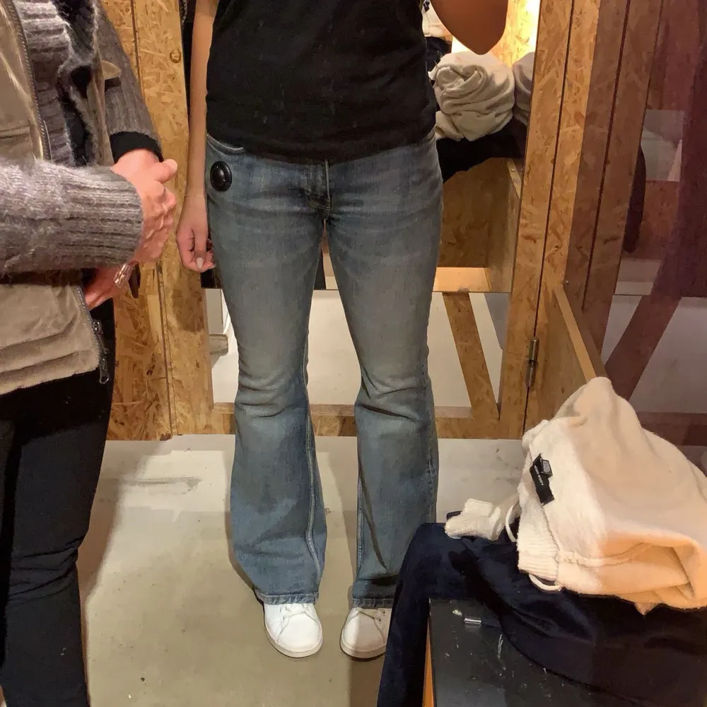 Säljer nu mina nästan helt oanvända weekday jeans då jag inte tyckte dom satt bra på mig. Skriv för frågor /fler bilder. Jeans & Byxor.