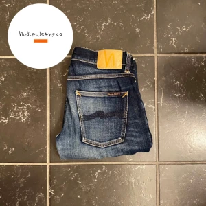 Nudie jeans - Ett par stilrena jeans från nudie jeans & co. Finns en liten slitning (de sista bild). Väldigt liten slitning precis under byxan, syns dock inte när man har på sig de! Men därav också det väldigt billiga priset // MVH VALENCO