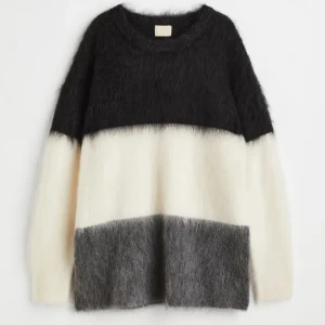 HM mohair tröja  - Intressekoll på denna jätte fina tröja från HM, från deras gamla sortiment🩵 Nypris ca 1000kr