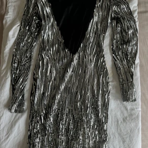 Festklänning  - Nyskick, silver klänning 
