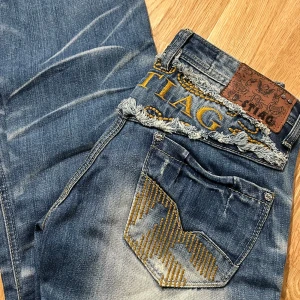 Jeans  - Fina och sköna jeans med fina detaljer.  Storlek S ☺️  Säljer då dessa tyvärr inte kommer till användning hos mig.. 