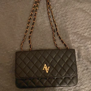 Svart axelväska - Svart axelväska i gott och fint skick Som ny:) 