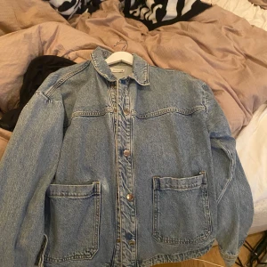 Jeans jacka  - Super snygg jeans jacka från zara som inte används. Nyskick😍