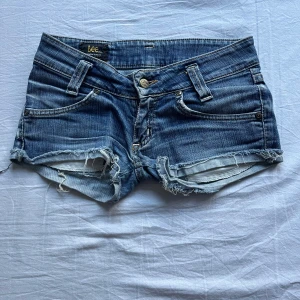 Lågmidjade jeansshorts - Säljer dessa ursnygga lågmidjade jeansshorts från lee då de inte passar mig. Skulle uppskatta till en lite mindre xs då det inte står någon storlek. Från grenen till midjan är det 17cm och midjan rakt över är 37 cm men tänk på att de är lågmidjade! 💕
