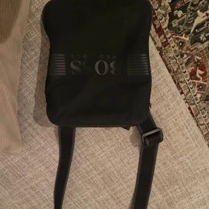 Hugo boss väska - Hugo boss väska använt i gott skick, inga defekter på varan.