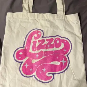 En lizzo tote bag från konserten i Danmark 2022. Knappt andvänt, bara typ 2 gånger. 