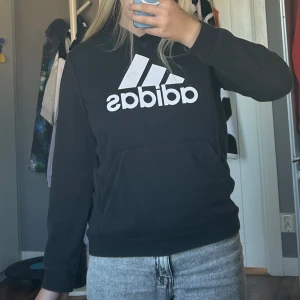 Svart adidas hoodie  - Inte använd jättemycket.svart med en adidas logga fram