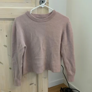 Söt rosa stickad tröja - Den är från STOCKH LM i storlek s. Inget fel på den bara inte något jag använder❤️❤️