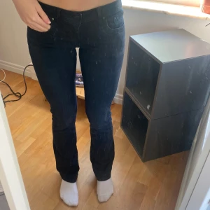 LTB valerie Jeans  - Säljer dessa populära LTB valerie Jeansen då dem aldrig kommit till användning, så skicket är nyskick och blivit använda 2 gånger. Jeansen har en jätte fin mörk blå nästan svart liknande färg och väldigt lågmidjade. Köpte för 900 och säljer för 450. 