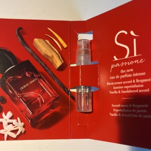 Sì Passione Eau de Parfum Intense - Säljer en provflaska av Sì Passione Eau de Parfum Intense från Giorgio Armani. Perfekt om man vill testa men inte vill spendera så mycket pengar bara på att prova