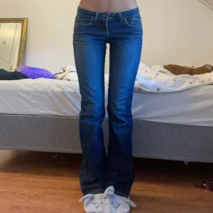 Jeans - Midjemått 37cm, innerbenslängd 83cm. Bra skick 😙😙