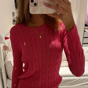 Rosa stickad tröja från Polo Ralph Lauren - Säljer en rosa röd tröja från Ralph Lauren. Super bra skick och sitter bra på mig som har S. Endast använd ett par gånger 🩷