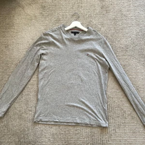 Tommy hilfiger långärmad tshirt - Tommy hilfiger långärmad tshirt grå  Storlek: Medium   Pris: 300kr