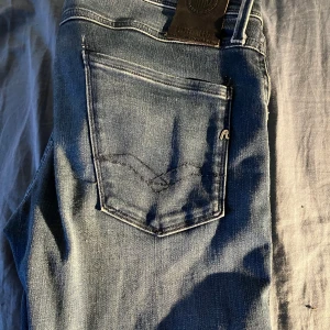 Replay jeans - Säljer nu mina replay jeans då de tyvärr börjar bli för små. Skicket riktigt bra, 9/10. Nypris ligger på 1800 ungefär. Priset går att diskutera vid smidig affär