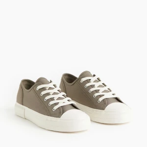 Grå sneakers med vita sulor - Skorna är i välanvänt skick med några märken på sulorna, har dock inte försökt tvätta varken sulorna eller skosnörena så går säkert att få till att de ut som nya!😍 