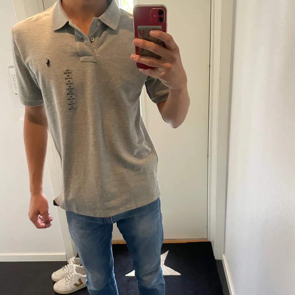 Helt ny Ralph lauren pike. Aldrig använd och taggen är kvar. Modellen är 180 cm 63kg, Skriv vid funderingar 💬 . Skjortor.