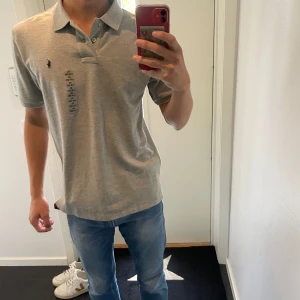 Ralph Lauren - Helt ny Ralph lauren pike. Aldrig använd och taggen är kvar. Modellen är 180 cm 63kg, Skriv vid funderingar 💬 