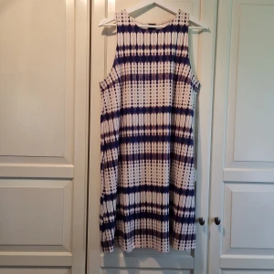 Mönstrad klänning från Stay - Säljer en superfin klänning från Stay i storlek L. Den har ett coolt mönster i blått och vitt som ger en härlig sommarkänsla. Klänningen är ärmlös och perfekt för varma dagar. Den är i nyskick och redo för nya äventyr!