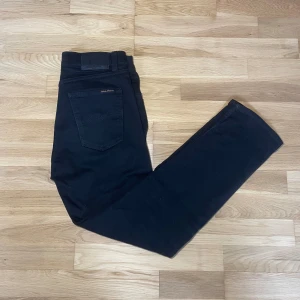 Nudie Jeans - Säljer mina svarta Nudie jeans i storlek 30/30. Jeansen är nästintill nyskick och har inga defekter, passformen är slimfit. Hör av dig vid minsta lilla fundering👍