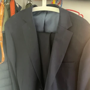 Kavaj  - Detta är studentkavaj som jag hade tagit studenten för 3 år sedan men nu vill jag sälja den för den som ska ta konfa eller andra saker att fira så köp denna 