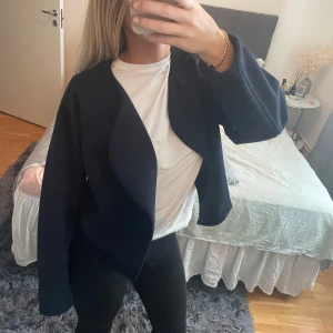 Kort kappa - Jättesöt kort kappa från Gina köpt för typ 400kr❤️ marinblå och passar bra nu när de inte är så kallt men inte varmt❤️❤️ storlek xs men passar en S
