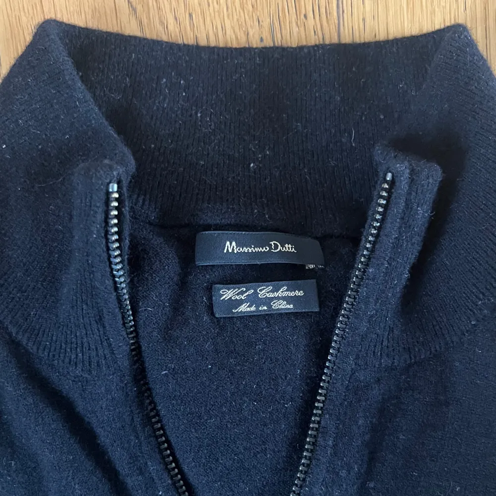 Säljer en snygg svart kashmir tröja från massimo dutti. Nypris 1400kr, säljer den nu billigt för 599kr. Först till kvarn! . Stickat.