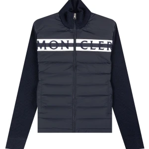 Moncler texted cardigan  - Säljer nu min ”moncler texted cardigan” i väldigt bra skick. Den är knappt använd då den är för stor och det är därför jag säljer den. Skick = 9/10  Hör av er om det är några frågor :) Tack
