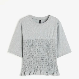 Topp med smock - Säljer min populära topp från Hm då den tyvärr inte används längre