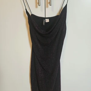 Glittrig klänning  - Säljer nu en tajt känning som glittrar i rosa, väldigt sparsamt använd. 