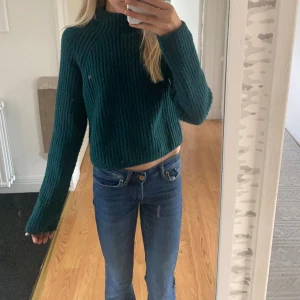 En supersnygg stickad tröja  - En superfin stickad tröja från Monki i storlek xs💚💚 priset går att diskutera vid snabb affär💕 fläckarna som syns sitter på spegeln och inte kläderna💕