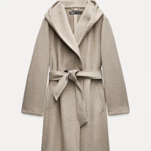 Beige kappa - Säljer min fina zara kappa då jag köpt en annan liknande, jätte fin kappa inga fel, den är i bra skick. Knappt använd då jag mesta dels använt vinterjacka! Kan fraktas men även mötas upp i Stockholm!💕 den är i storlek S men funkar även för M!