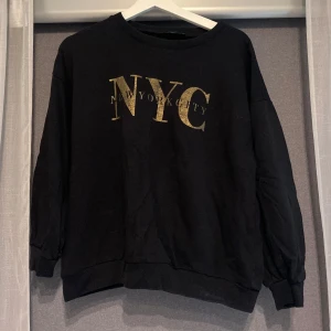 Collegetröja  - Vet inte märket på denna. Storlek S. Ganska bred modell.