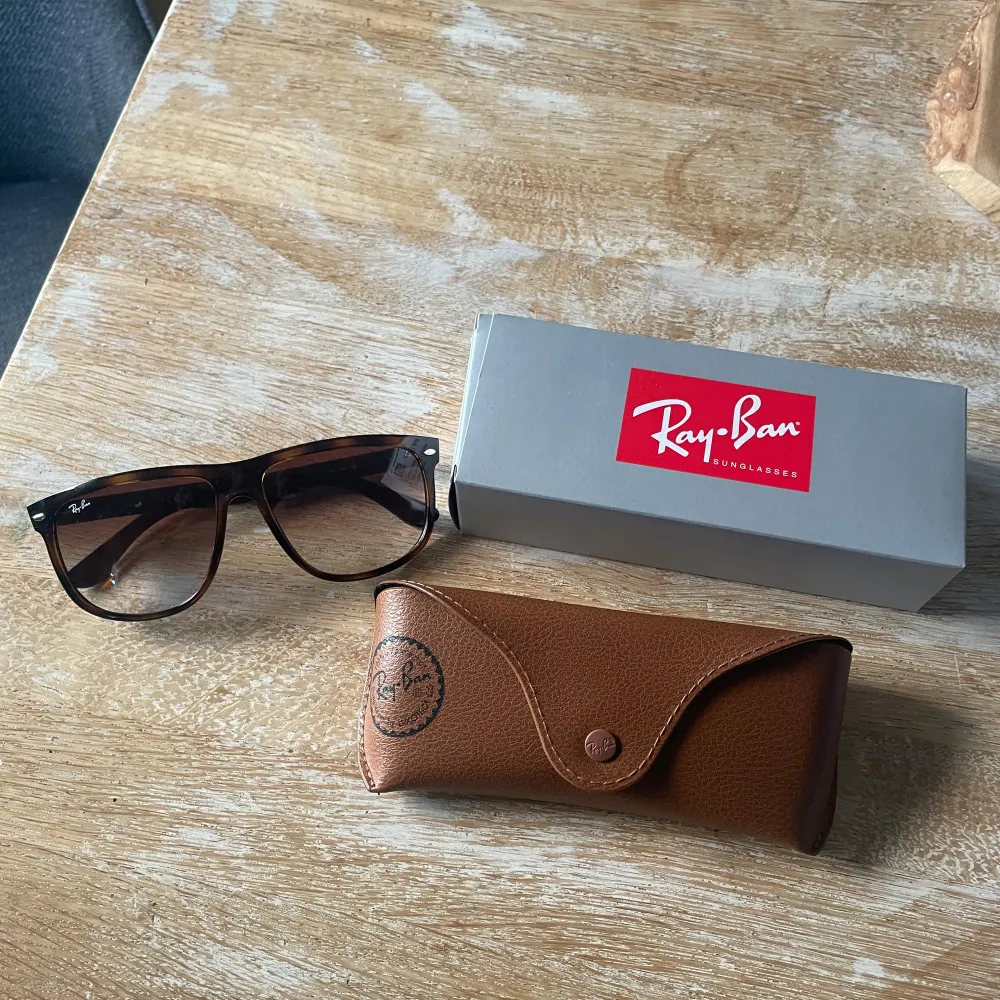 Ett par rayban boyfriends jag köpte i början av sommaren men inte kom till användning så ofta. Skick 9,5/10. Allt OG ingår. Pris kan diskuteras vid snabb affär.. Accessoarer.