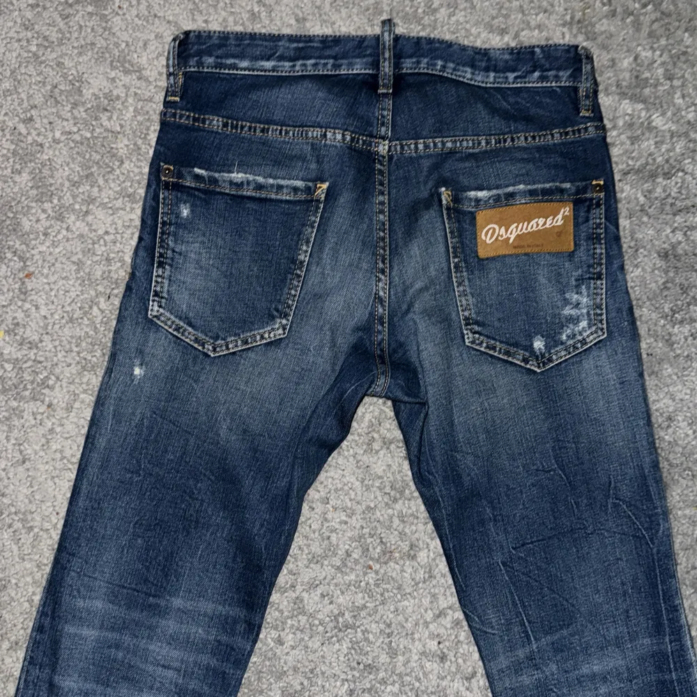 Dsquared2 Jeans ”Cool Guy Jean” (givetvis äkta) Använda ett fåtal gånger, helt felfria, som nya. Har du frågor eller funderingar är det bara att höra av sig :). Jeans & Byxor.