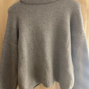 Stickad tröjs - Ljusblå, knappt använd 