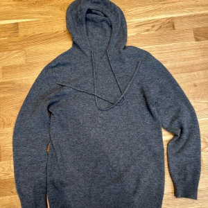 Merinoull hoodie - Säljer mina sjuukt snygga merino joodie i färgen grå då den är för stor! Inga defekter så vidare nästan helt ny! Pris kan diskuteras!