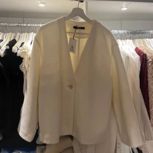 Vit kappa  - Från bikbok storlek M. Ny med prislapp kvar, nypris 599 mitt pris 400