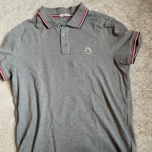 Moncler pike - Jag säljer nu min moncler piké i storlek M då jag knappt använt den den är i bra skick