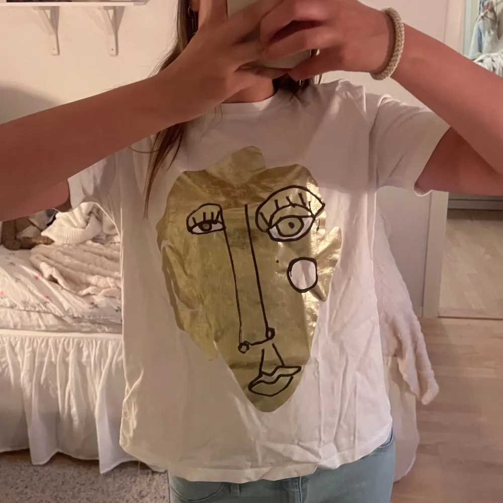 Jätte cool T-shirt med coolt tryck från Zara ❤️ Jätte bra skick, nästan aldrig använd. T-shirts.