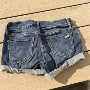 Jättefina lågmidjade jeansshorts från Hollister💕 Inga defekter och aldrig andvända  W 23