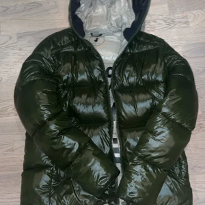 Save The Duck - Säljer en riktigt varm å skön Save The Duck vinter jacka i perfekt skick, endast använd 1 gång och är helt som ny skick är 9,5/10. Perfekt nu till kallar väder. Strl S, nypris 3799 mitt pris 2200. Kan ge ett väldigt bra pris vid snabb affär!!