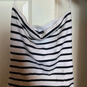 Randig ärmlös topp - Säljer en superfin randig topp i svart och vit. Den är ärmlös och har en avslappnad passform, perfekt till alla tillfällen. Passar både till vardags och festligare tillfällen!💗pris kan diskuteras vid snabb affär!