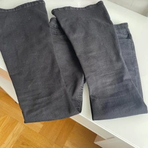 Bootcut jeans svarta  - Säljer dessa snygga bootcut jeans från Lindex som är köpta för int så länge sedan och har inga defekter, de ser svartare ut i verkligheten, inga defekter, spännen i midjan